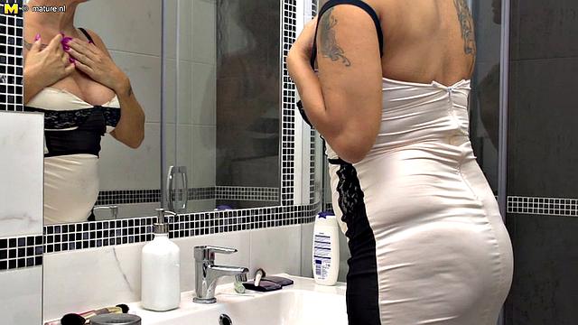 зрелая домохозяйка дрочит в душе и получает жёсткий трах