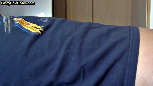 бородатый зрелый жадно сосёт член в дырке