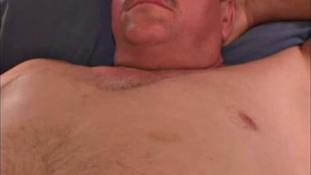 стив мощно дрочит рабочему парню и доводит до мощного выброса