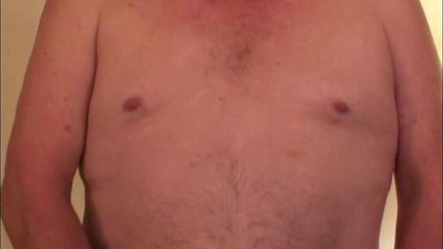 стив мощно дрочит рабочему парню и доводит до мощного выброса