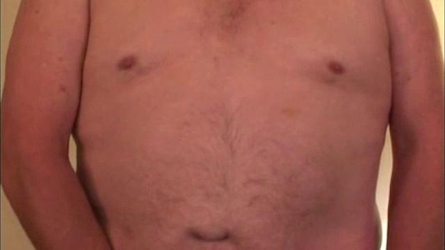 стив мощно дрочит рабочему парню и доводит до мощного выброса