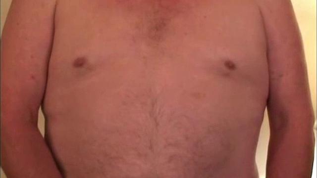 стив мощно дрочит рабочему парню и доводит до мощного выброса