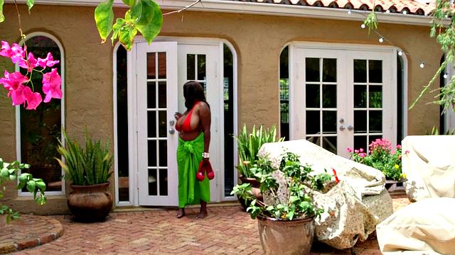 Мари Леоне в бикини: такая жопа и бассейн - хочешь прыгай, хочешь дрочи!