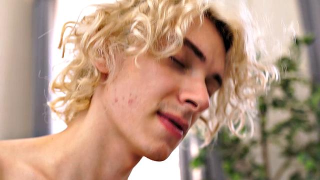 Elio Pjatteryd trades jokes and strokes in a cheeky gay hookup