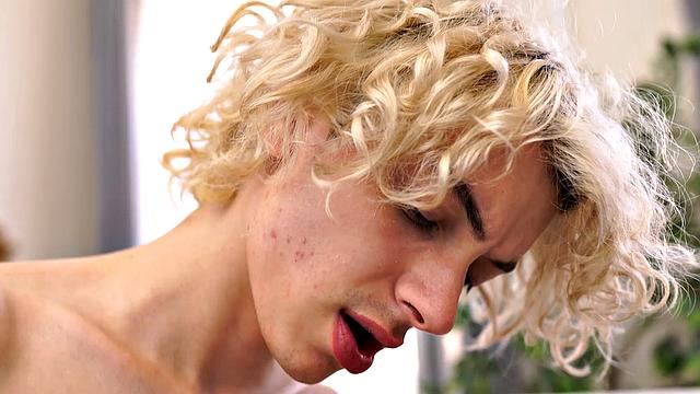 Elio Pjatteryd trades jokes and strokes in a cheeky gay hookup