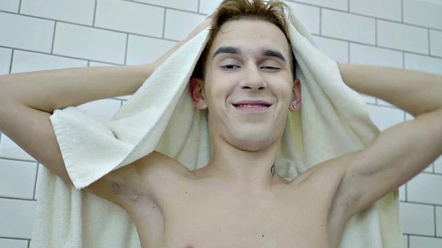 Kinky skinny teen gets a hot shower before jerking off to a cumshot