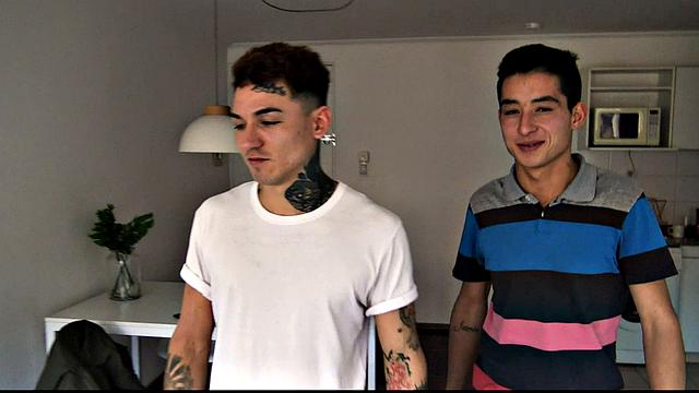 смотри, как латиносы отсасывают и ловят горячую сперму