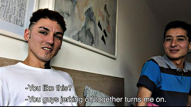 смотри, как латиносы отсасывают и ловят горячую сперму