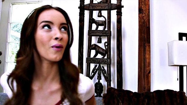 Charity хвастается задом и талантом трогать себя перед камерой