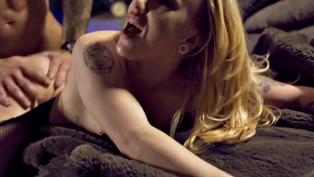 татуированная красотка в колготках не сдерживает страсть