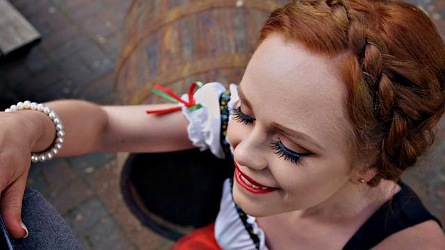 элла хьюз переодевается для октоберфеста и трахается с курьером