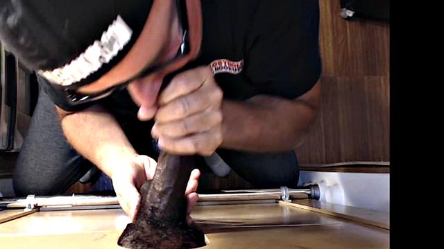 чёрный аноним трахает в дырку, страсть через стену