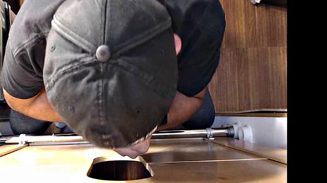 чёрный аноним трахает в дырку, страсть через стену