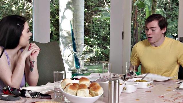 пышная зрелая разносит кухню и жадно берет по полной