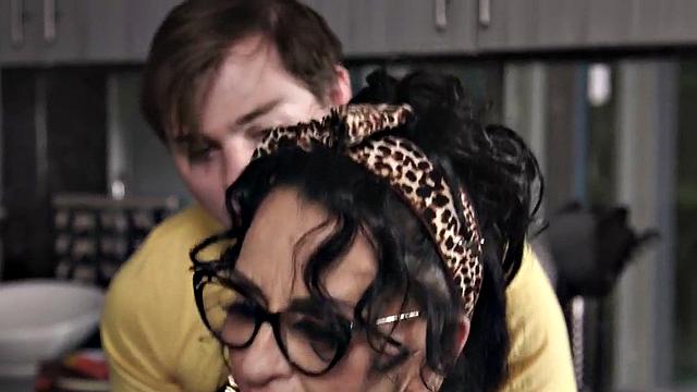 пышная зрелая разносит кухню и жадно берет по полной