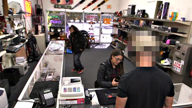 шикарная барышня из ломбарда выпросила сперму на лицо у хозяина