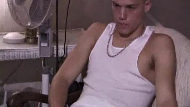 Голый Лэнс дрочит на улице, кайфуя от внимания парней вокруг.