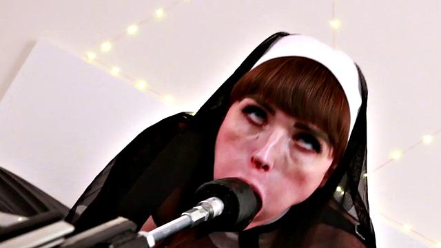 Machine fucked tranny gaping