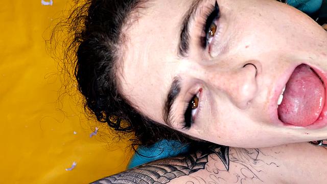 брюнетка с тату в ошейнике получает жёсткий анал и унижает парня фетишем на ноги