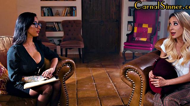 Petite inked dyke fingering busty MILF in stockings