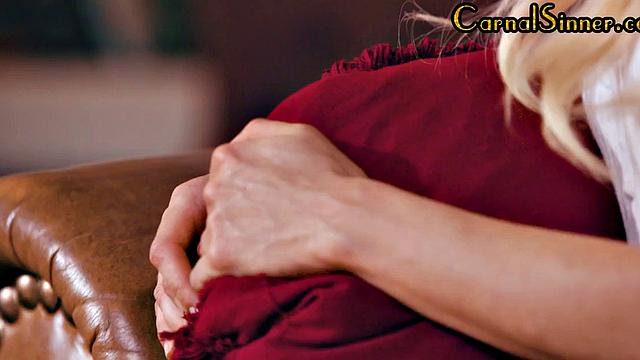 татуированная лесби развлекает зрелую милафку в чулках