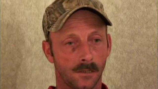 глянь, как зрелый мужик дрочит и кончает смачно