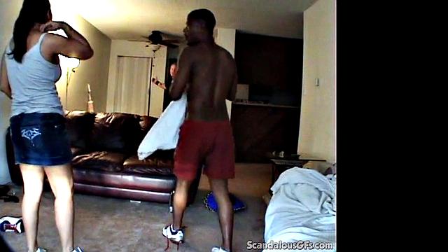 Брюнетка изменяет парню и трахается с черным в уютной комнате