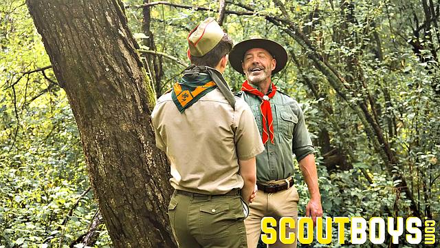 брюнет сосёт член и вылизывает жопу на природе