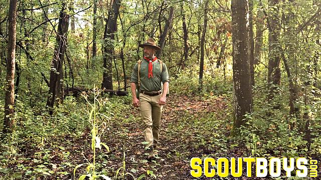 брюнет сосёт член и вылизывает жопу на природе