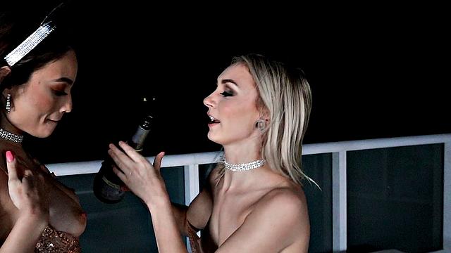 жаркая новогодняя ночь: богатый хозяин получает всё в пентхаусе