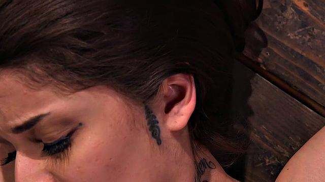 Связанная сучка узнает, что дисциплина - это не шутки