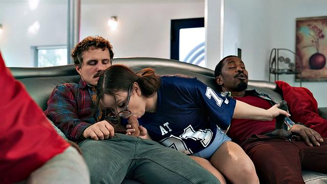 Лина Ловингс тайно трахается с двумя жеребцами за спиной отчима