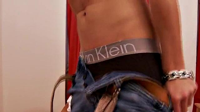 госпожи прикалываются, превращая его зад в аттракцион