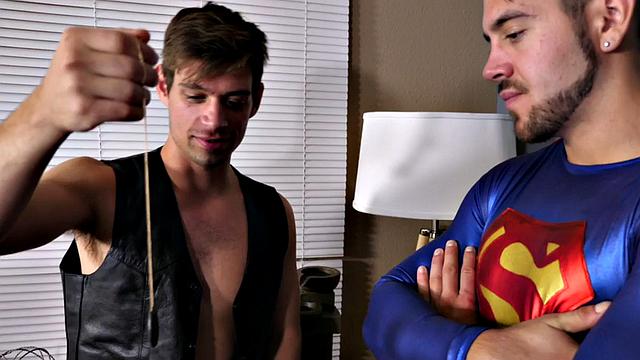 Superman jerking while pumped in erotic couple