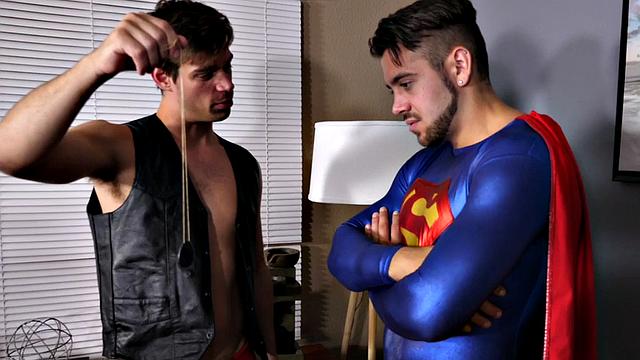 Superman jerking while pumped in erotic couple
