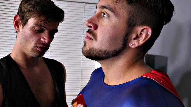 Superman jerking while pumped in erotic couple