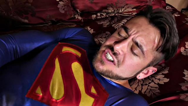 Superman jerking while pumped in erotic couple