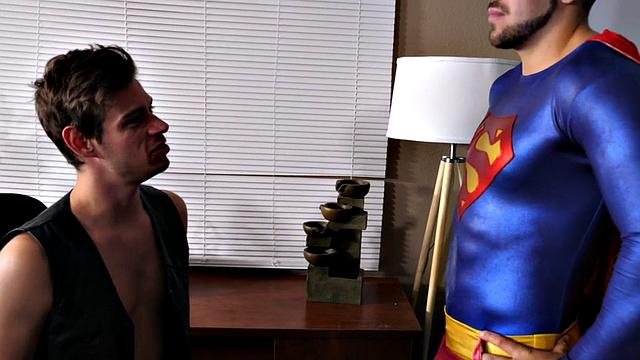 Superman jerking while pumped in erotic couple