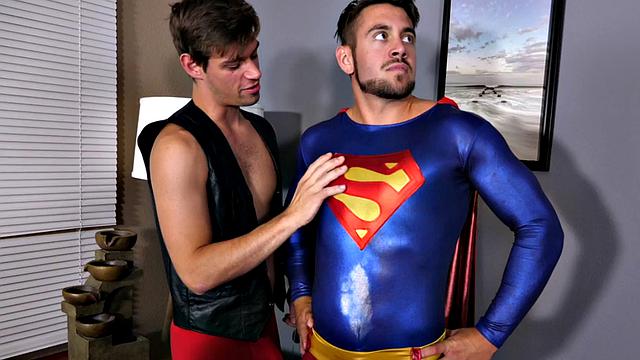 Superman jerking while pumped in erotic couple