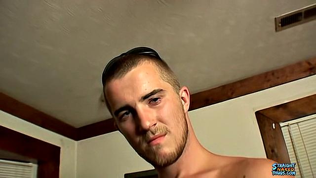 Поттер дрочит свой толстый необрезанный член и позирует на камеру
