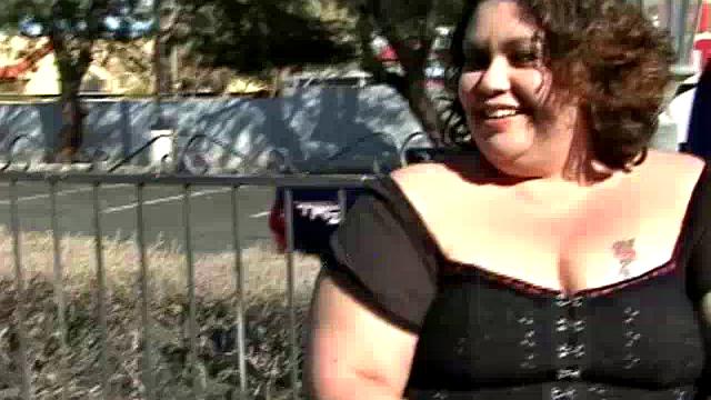 Пышка с тату жарит не только буррито, но и тебя