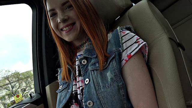 страстная рыжая трахается перед камерой и кайфует по полной