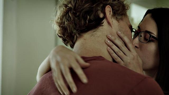 после ссоры девочка с огромной жопой бешено скачет на члене парня