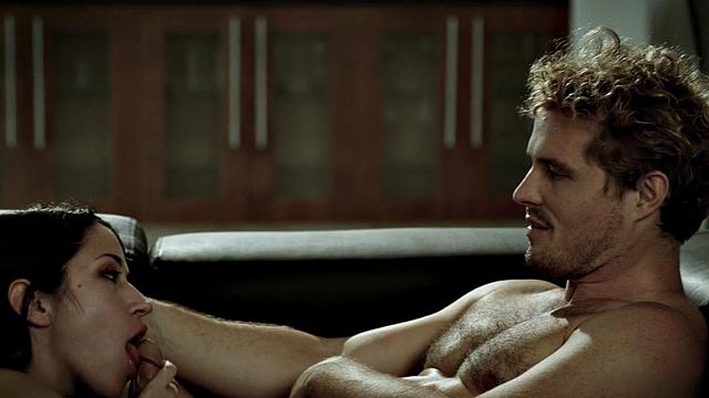 после ссоры девочка с огромной жопой бешено скачет на члене парня