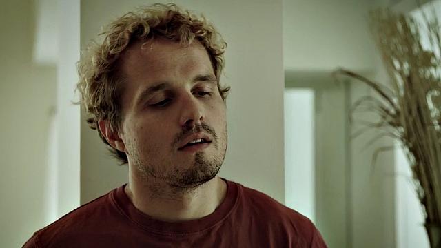 после ссоры девочка с огромной жопой бешено скачет на члене парня