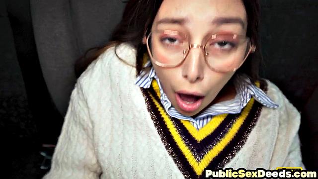шлюшка в очках заглатывает член водителя в машине