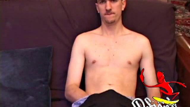 Каспер дрочит на камеру, сперма летит на живот