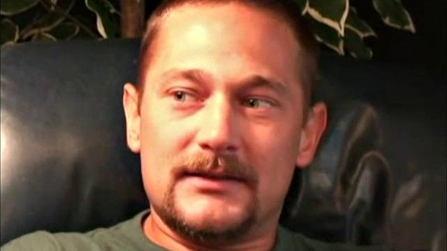 зрелый джон дрочит и мощно кончает на камеру