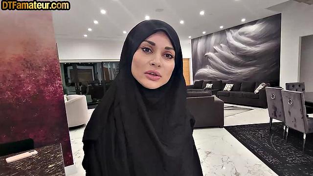 Арабка с аппетитной задницей страстно скачет на члене в pov формате.