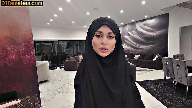 Арабка с аппетитной задницей страстно скачет на члене в pov формате.